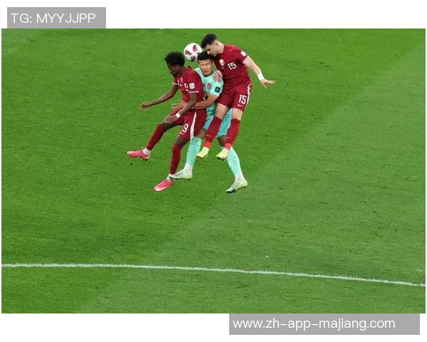 中国蓝队迎战卡塔尔力争胜利展现足球风采与团队精神